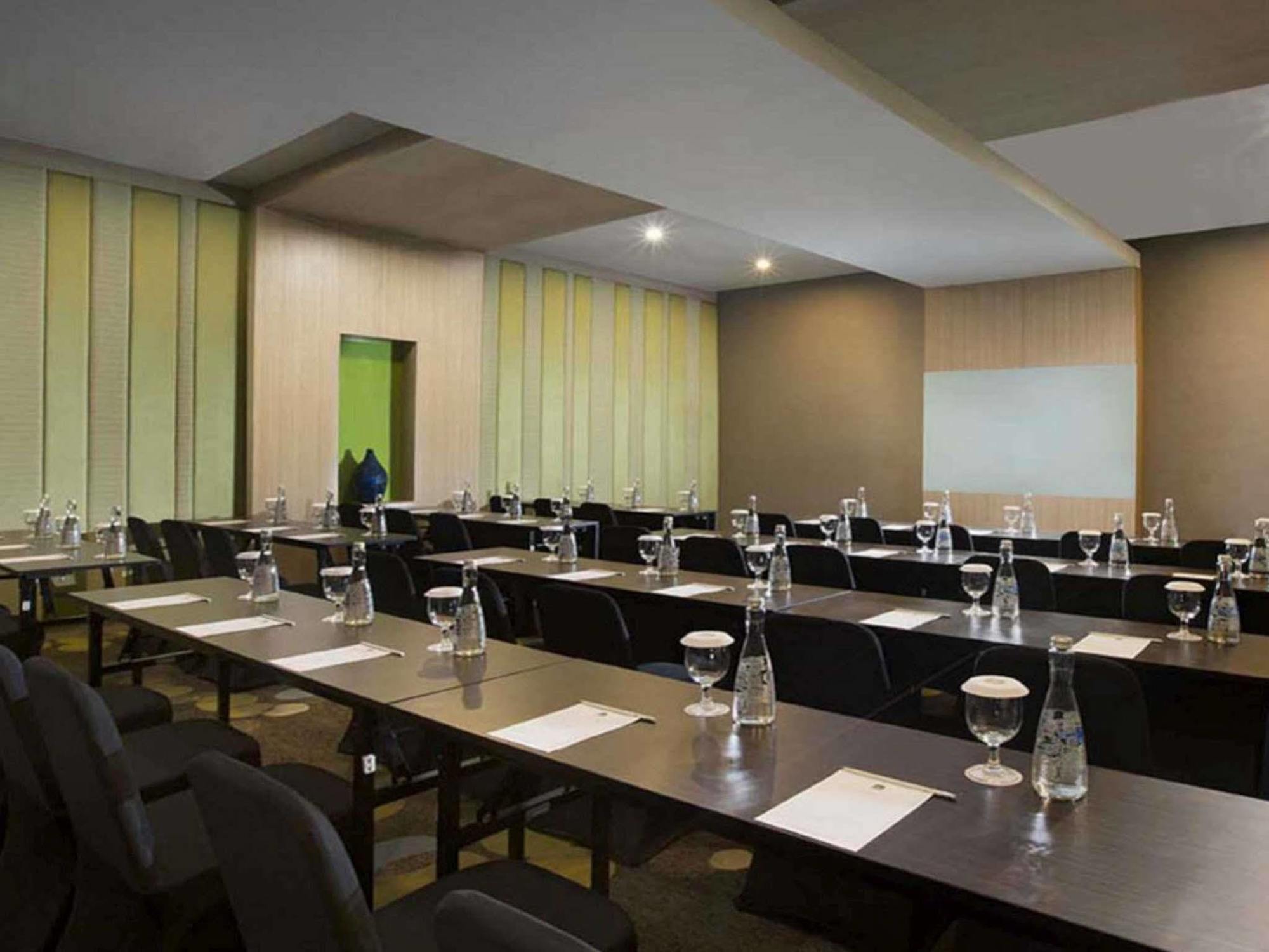 Swiss-Belcourt Bogor Hotel Екстериор снимка